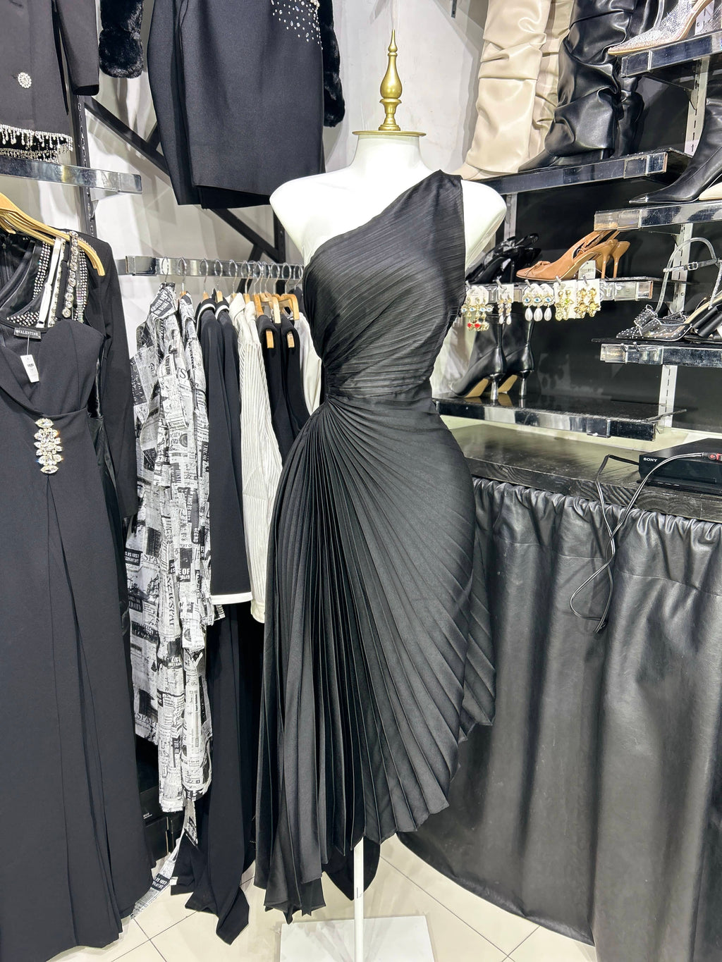 Vestido negro abanico RESTOCK