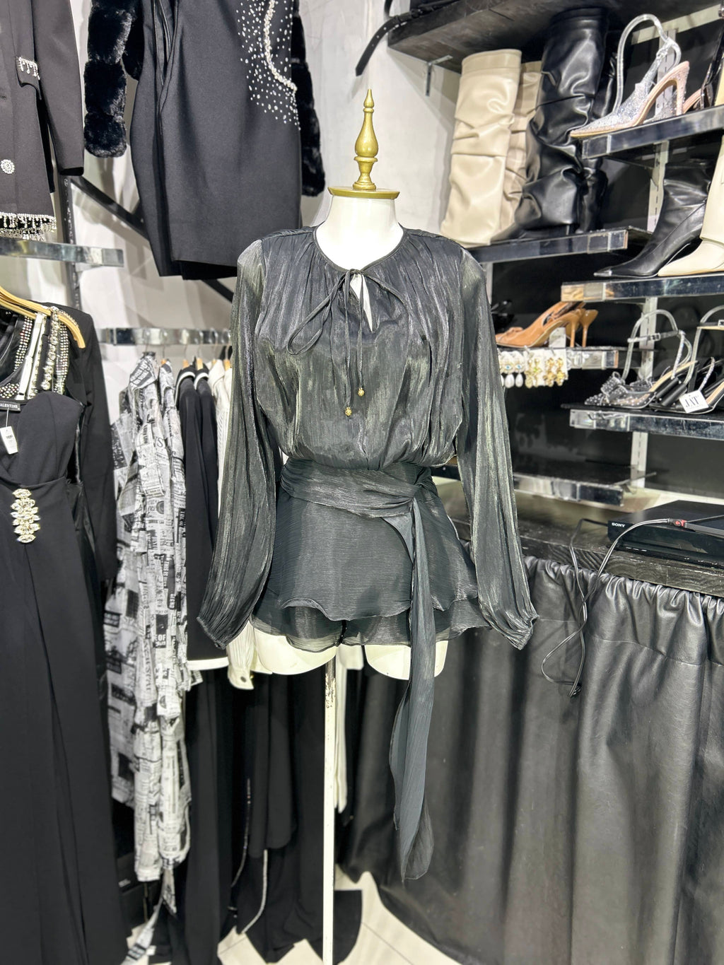 Romper negro tela satinada brillosa manga larga