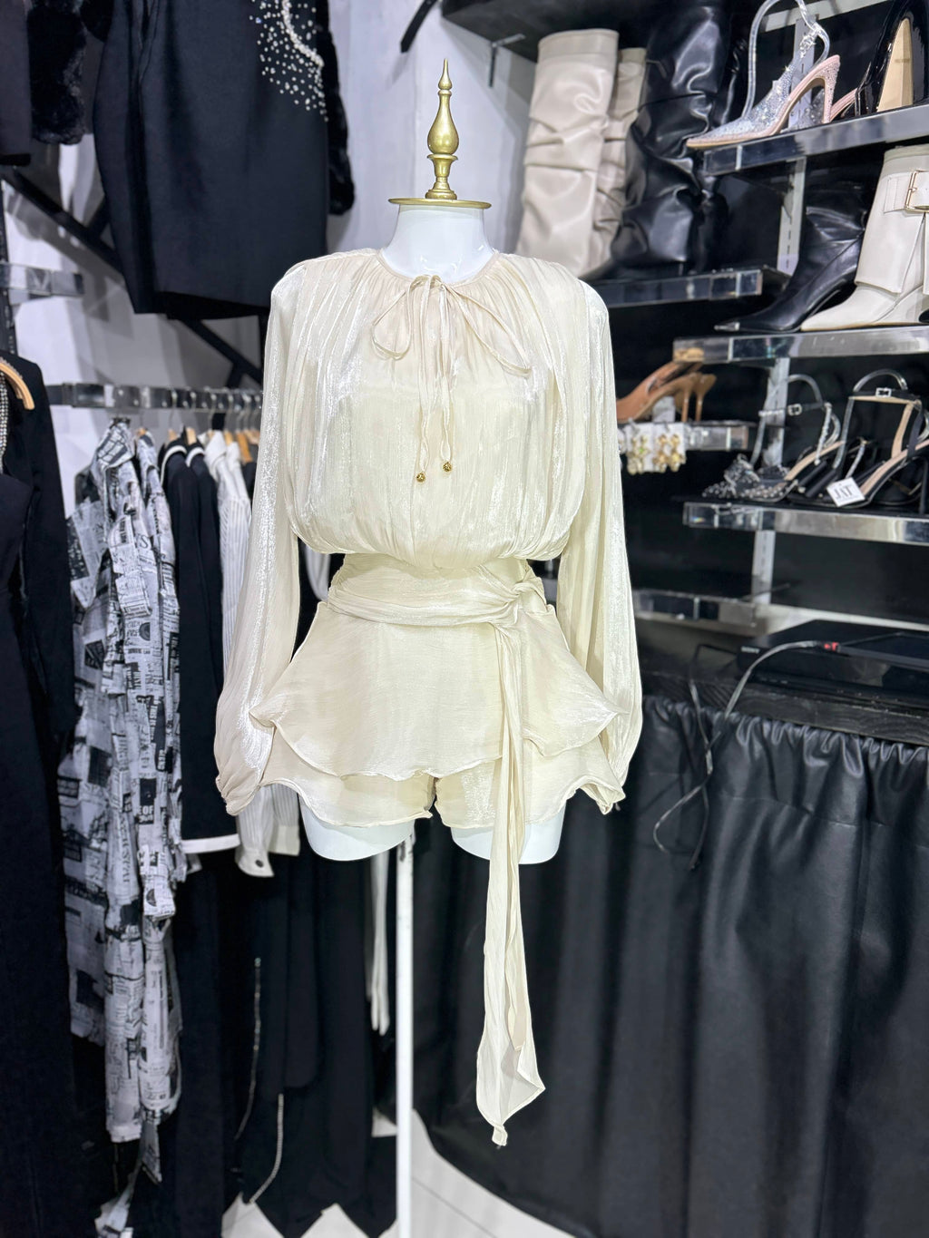 Romper ivory tela satinada brillosa manga larga