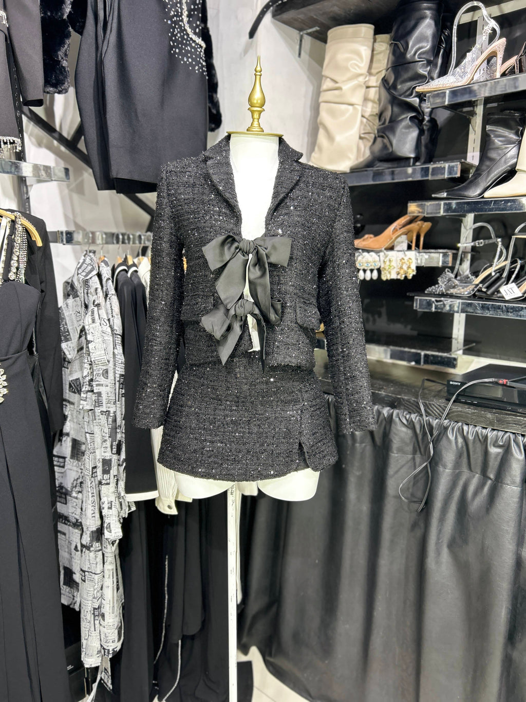 Conjunto negro de short y saco tela tipo tweed con amarre de monos al frente