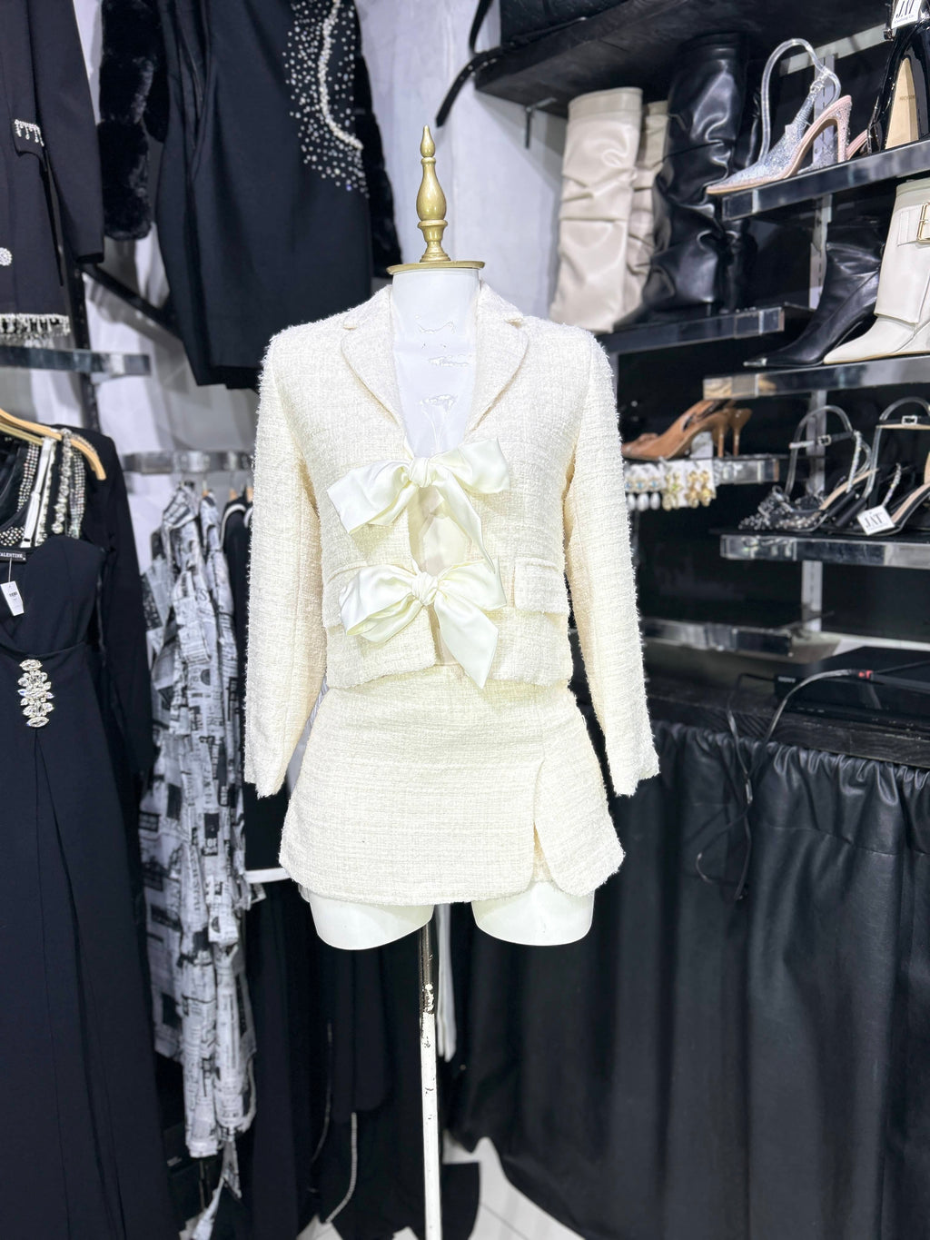 Conjunto ivory de short y saco tela tipo tweed con amarre de monos al frente