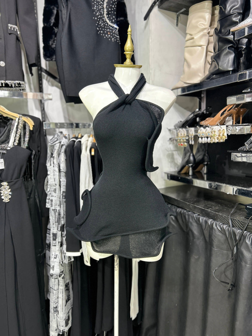 Vestido negro con maxiolan al frente y amarre en cuello