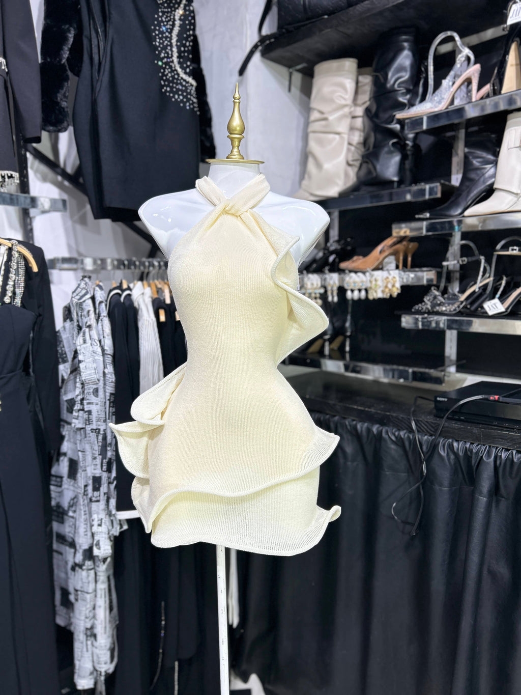 Vestido ivory con maxiolan al frente y amarre en cuello