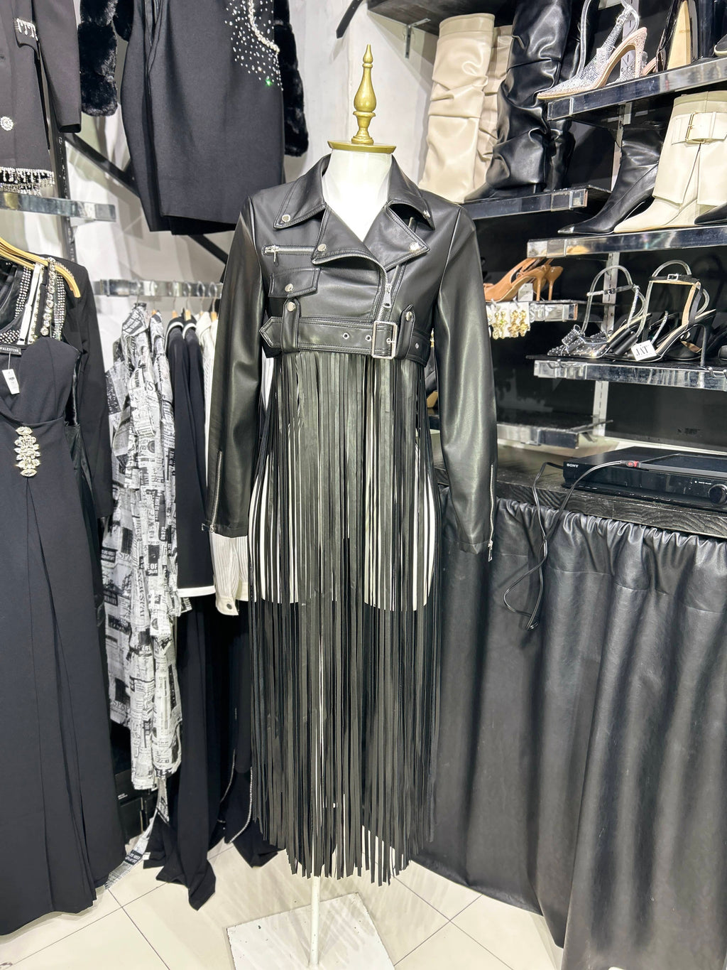 Chamarra de vinipiel negra tipo biker con flecos largos