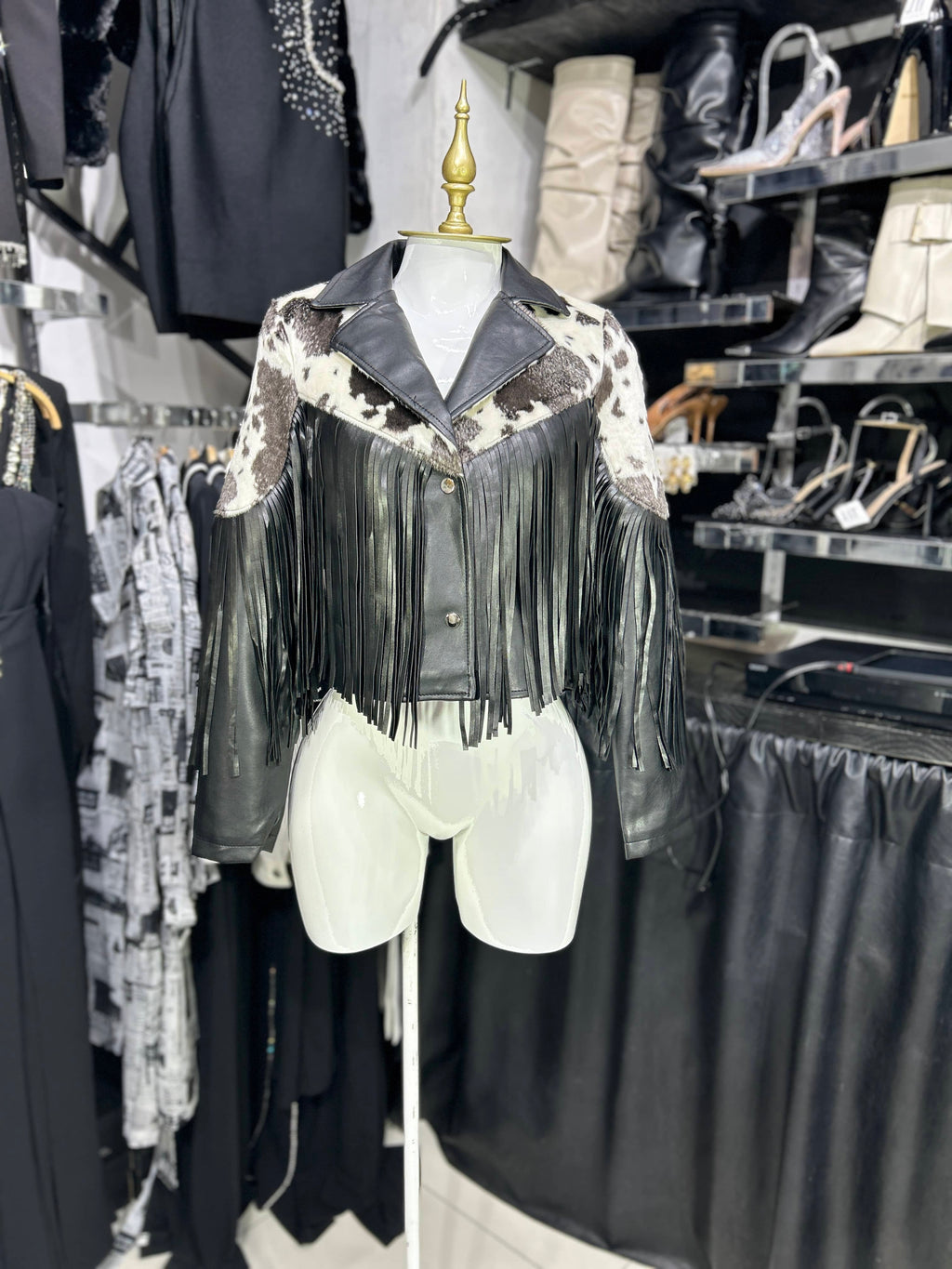 Chamarra de vinipiel negra con flecos y piel sintetica de vaca