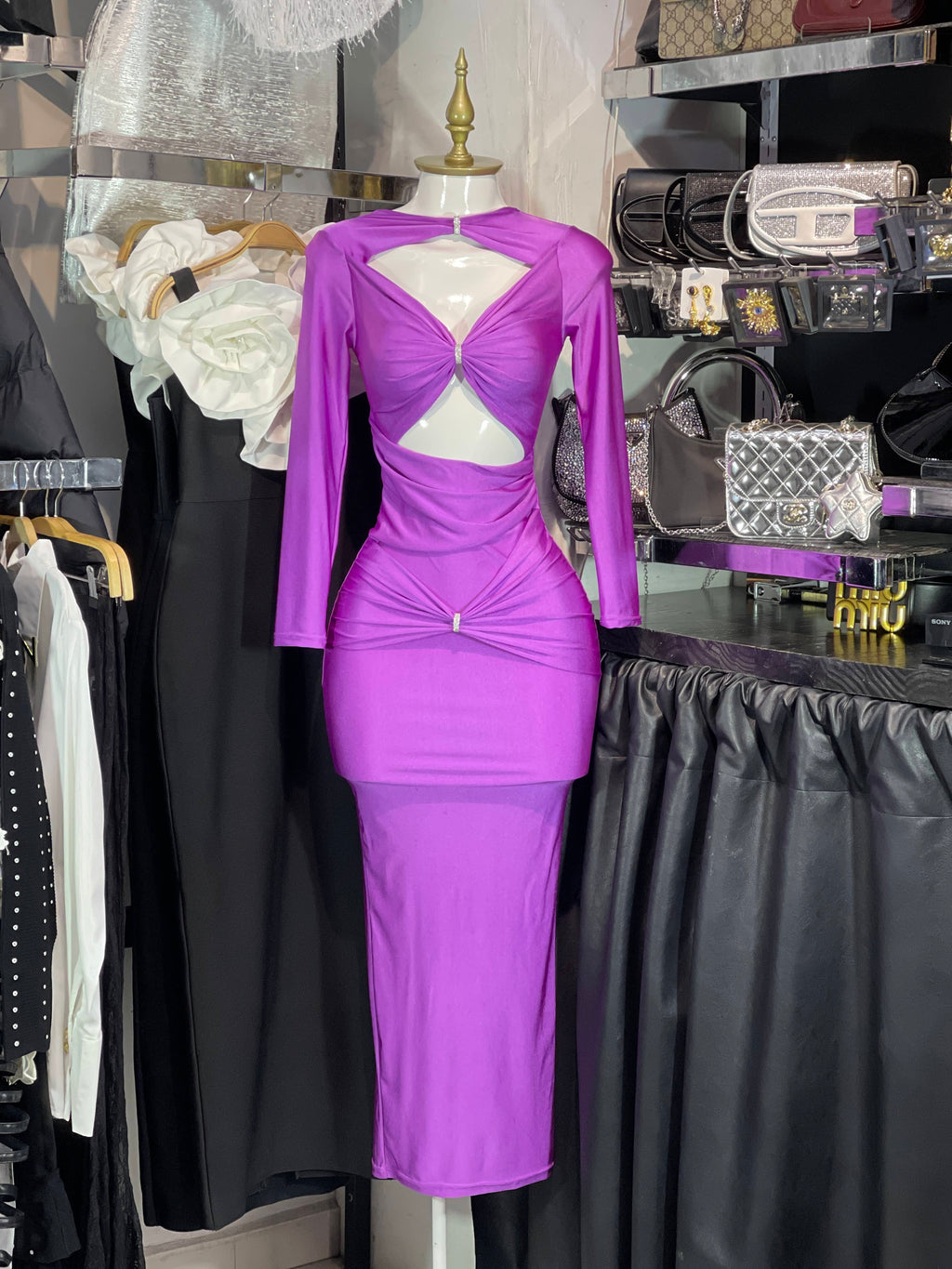 Vestido purpura con escote en pecho manga larga y pedreria