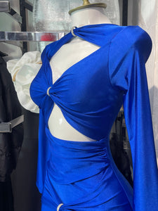 Vestido azul con escote en pecho manga larga y pedreria