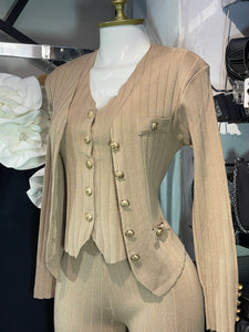 Conjunto beige tejido de tres piezas chaleco sueter y pantalon botones dorados