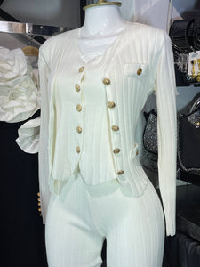 Conjunto blanco tejido de tres piezas chaleco sueter y pantalon botones dorados