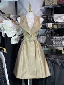 Vestido beige tipo sastre con broche y bolsas funcionales