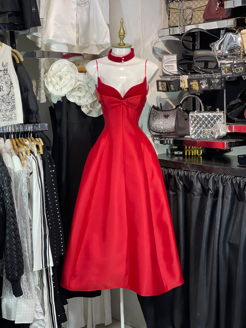 Vestido corte princesa rojo con copas al tono en velour