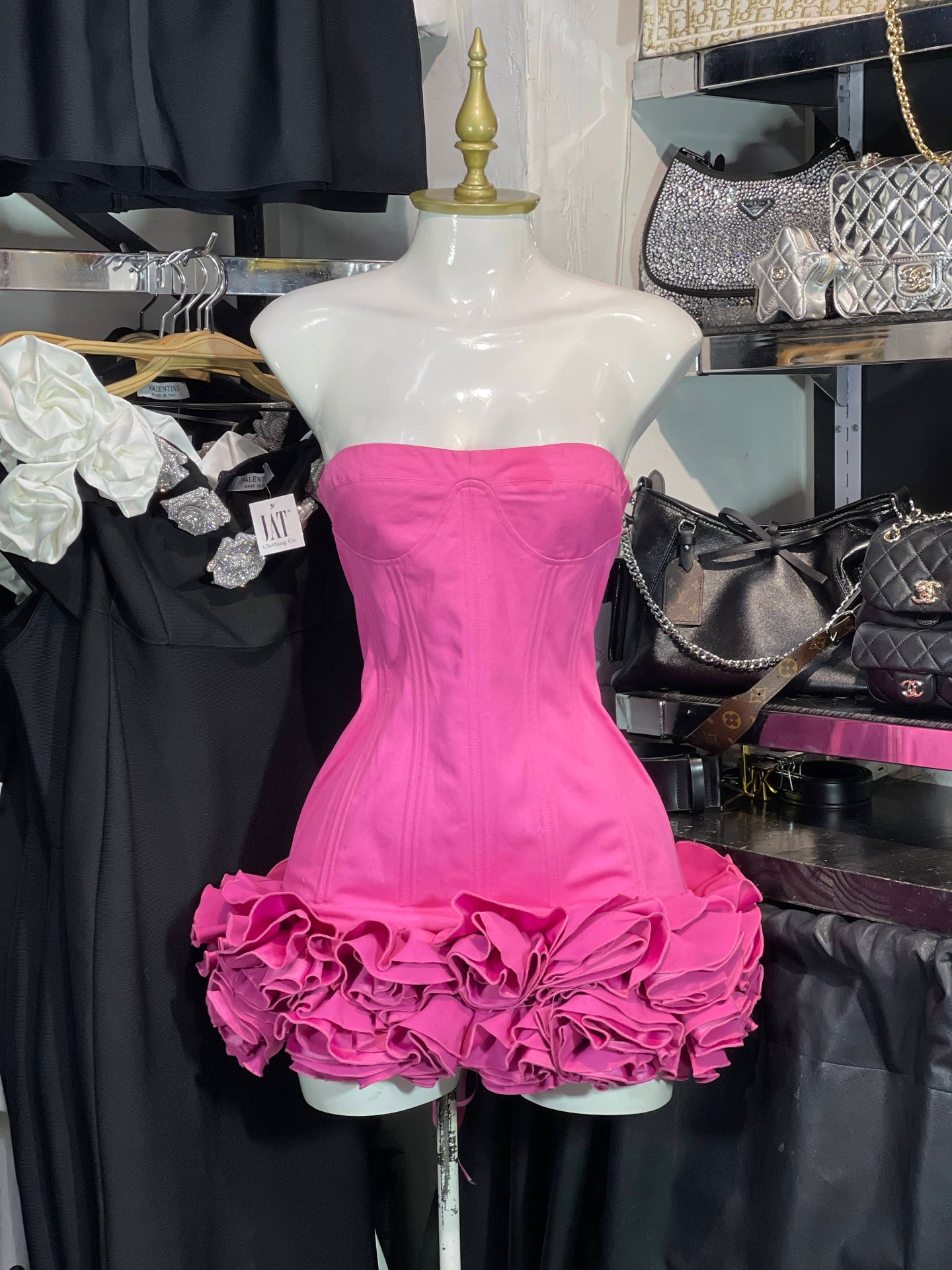 Vestido rosa strapless con vuelo en ruedo