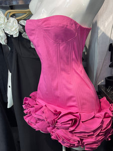 Vestido rosa strapless con vuelo en ruedo