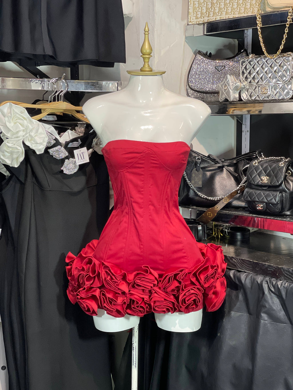 Vestido strapless rojo con vuelo en ruedo