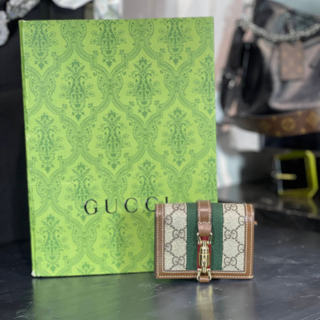 Cartera gucci detalles metalicos dorados