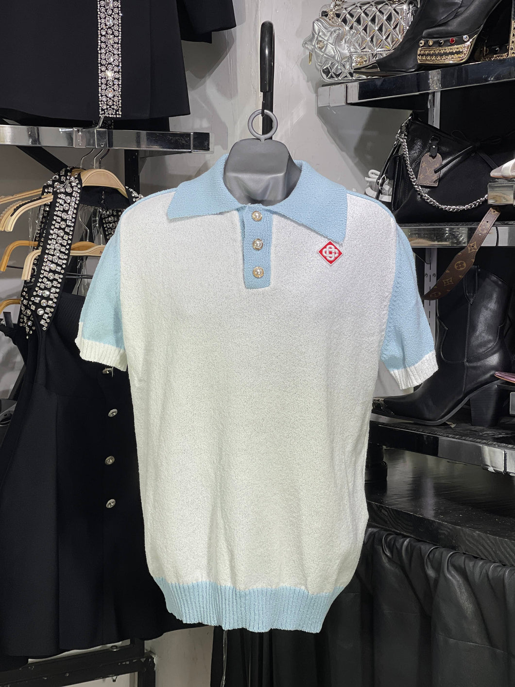 Playera blanca tipo polo Casablanca con contraste baby blue