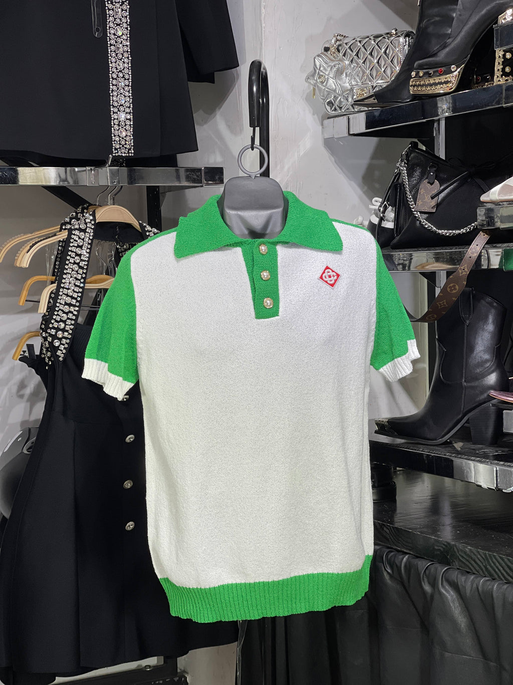 Playera blanca tipo polo Casablanca con contraste verde