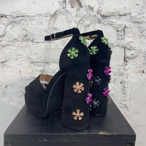 Zapatillas Mila negras con flores de pedreria en tacon