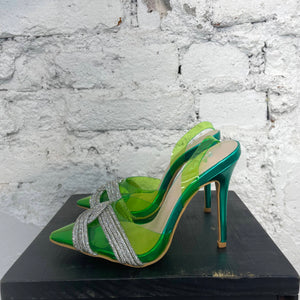 Zapatillas Maca verdes picudas de plastico con lazo de pedreria en punta
