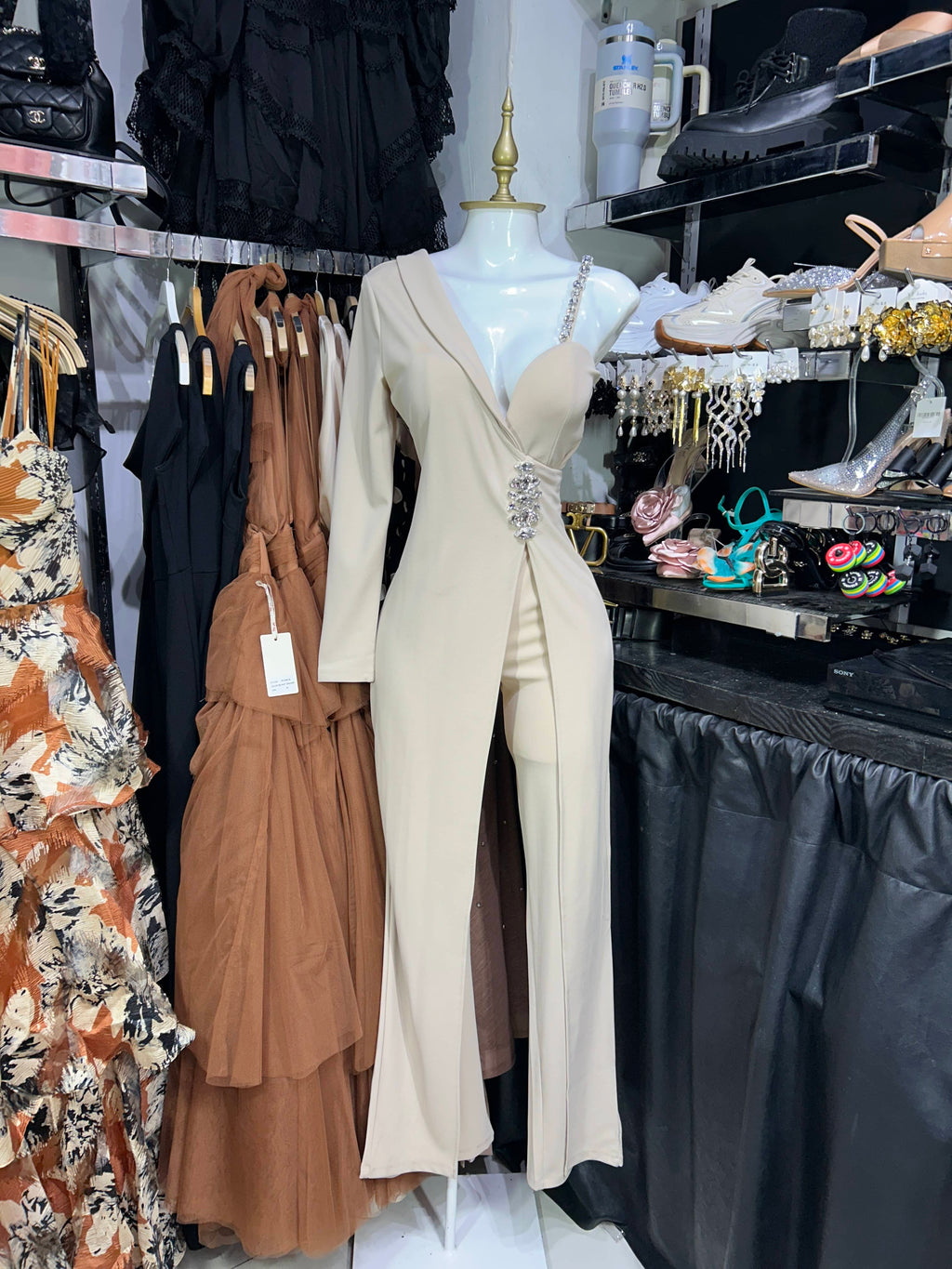 Palazzo beige de una manga con pedreria
