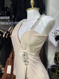 Palazzo beige de una manga con pedreria