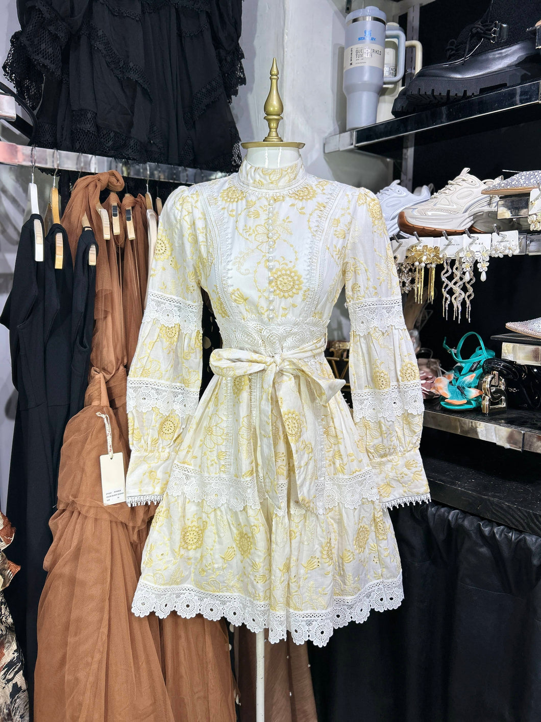 Vestido amarillo corto manga larga