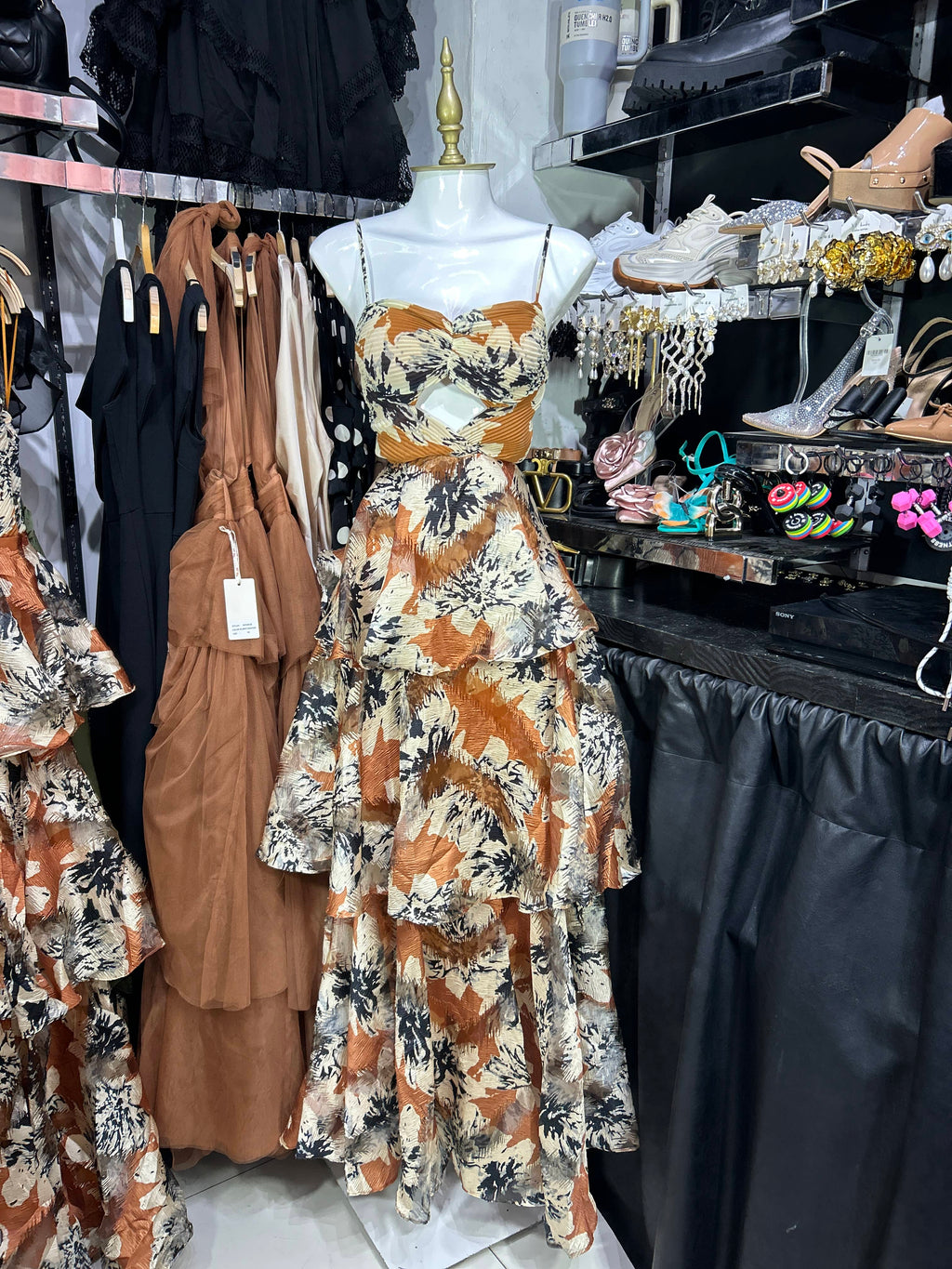 Vestido largo drapeado estampado flores tonos mocca