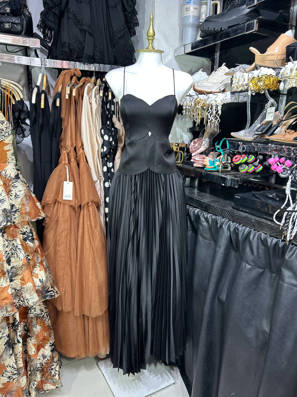 Vestido largo negro parte alta lisa parte baja tableada