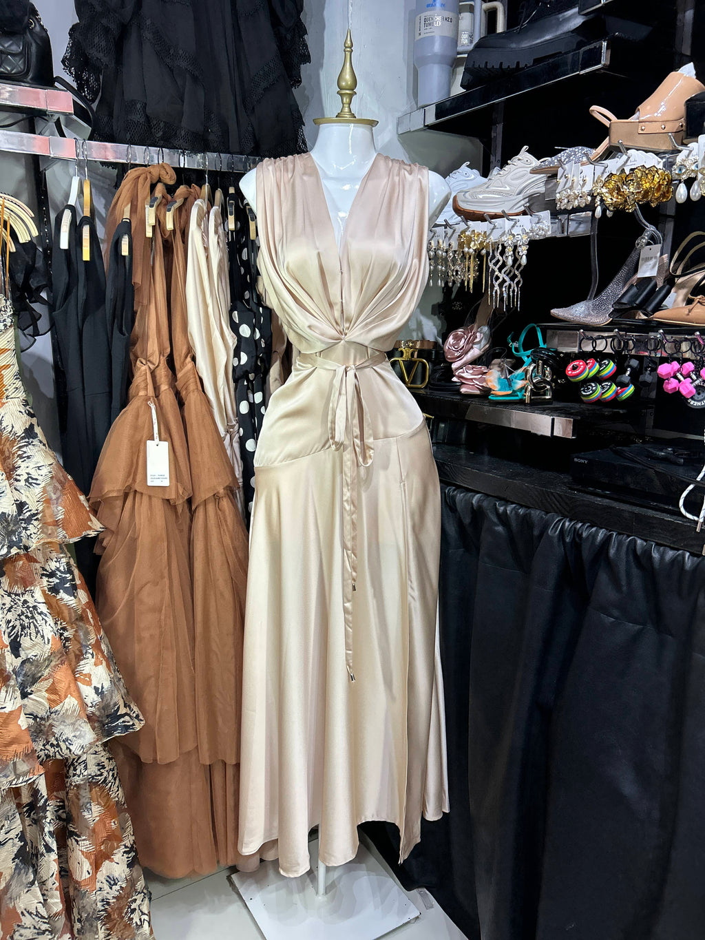Vestido biege largo satinado sin manga con broches al frente