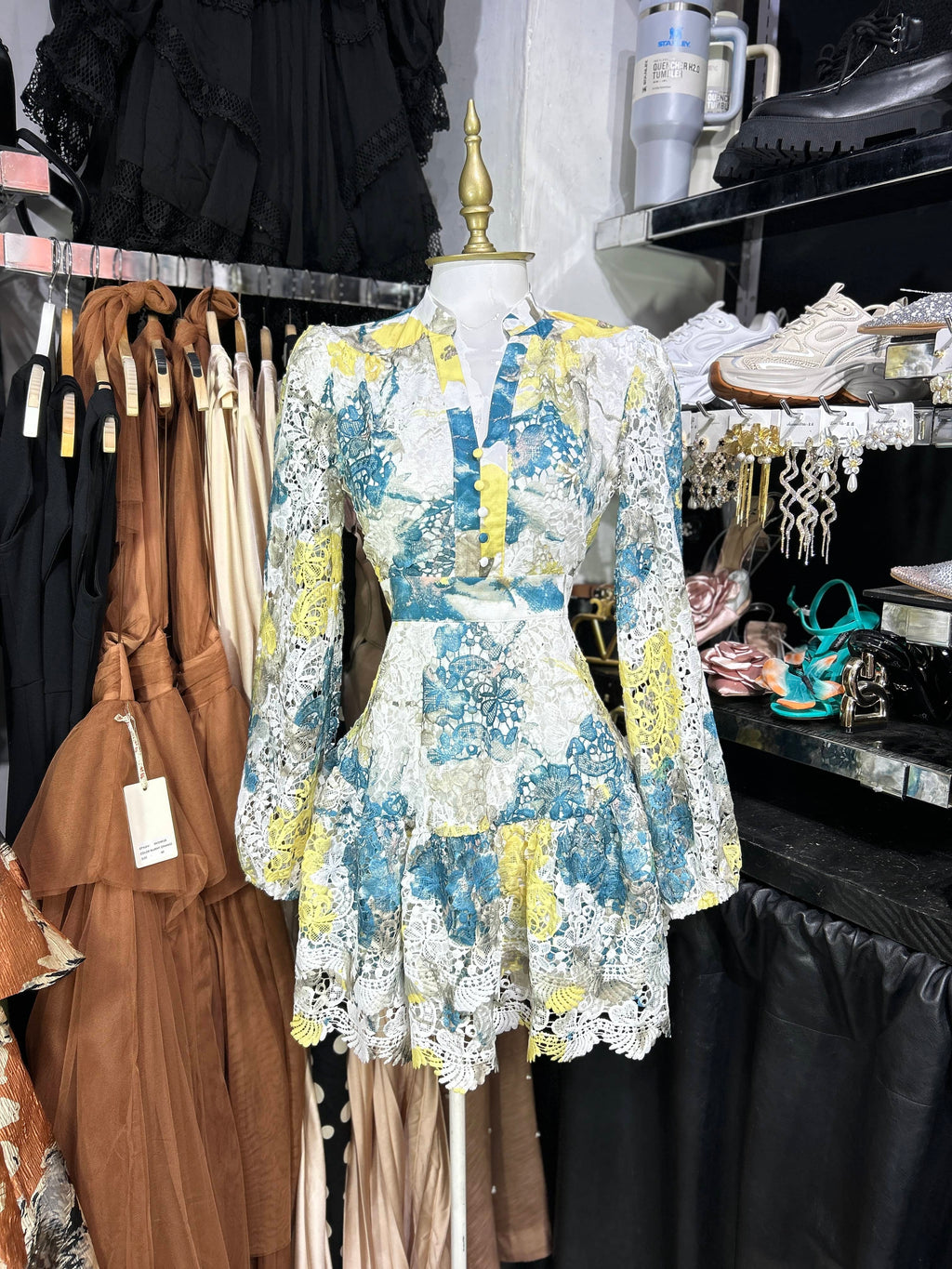 Vestido corto manga larga encaje tonos blancos amarillos y azules