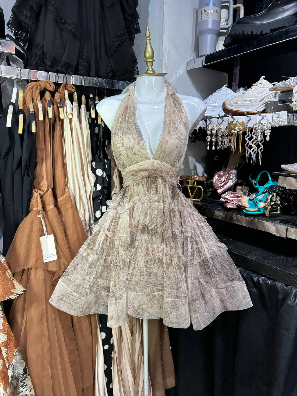 Vestido corto taupe halter vaporoso
