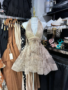 Vestido corto taupe halter vaporoso