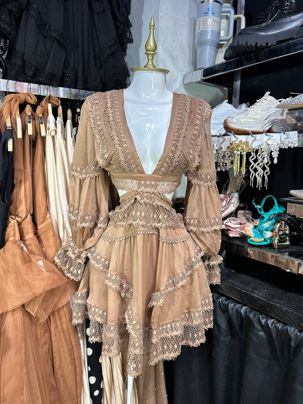 Vestido mocca corto manga larga con escote en cintura