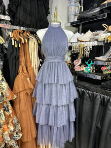 Vestido azul largo de tul con capas
