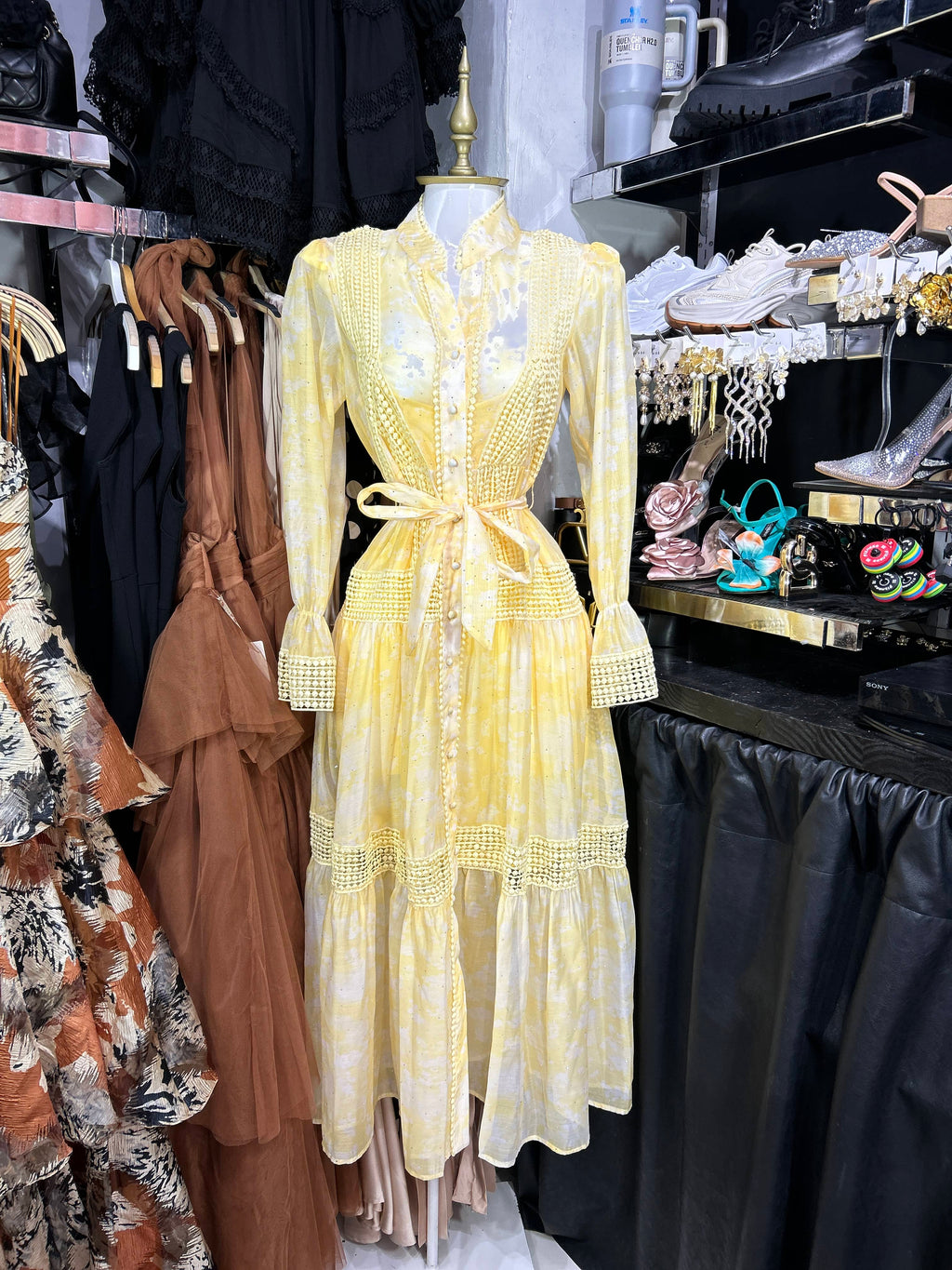 Vestido vaporoso manga larga tonos amarillos