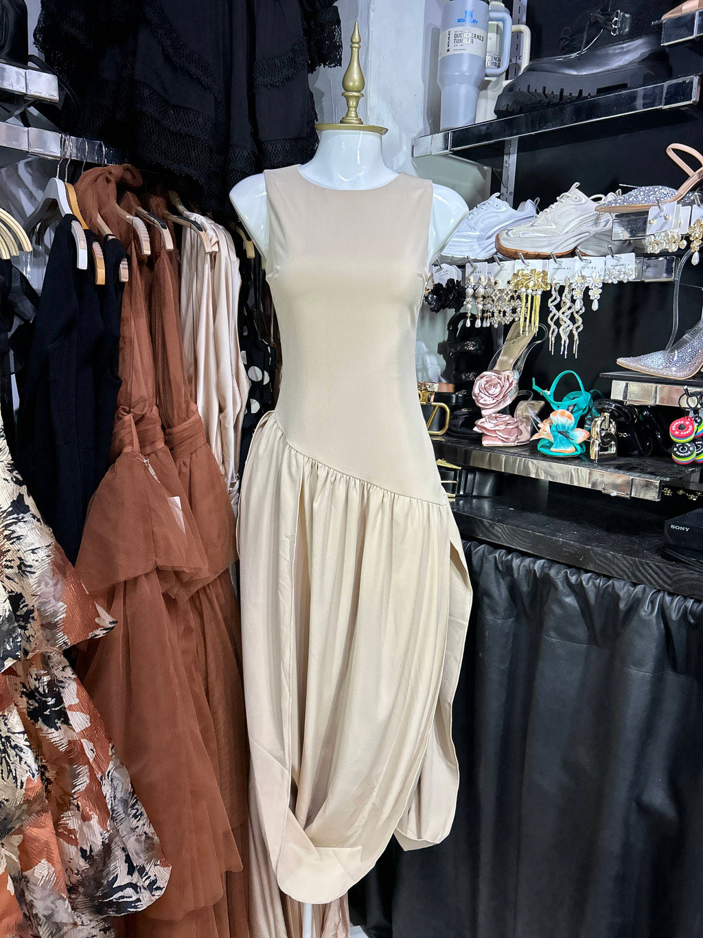 Vestido asimetrico beige
