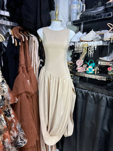 Vestido asimetrico beige