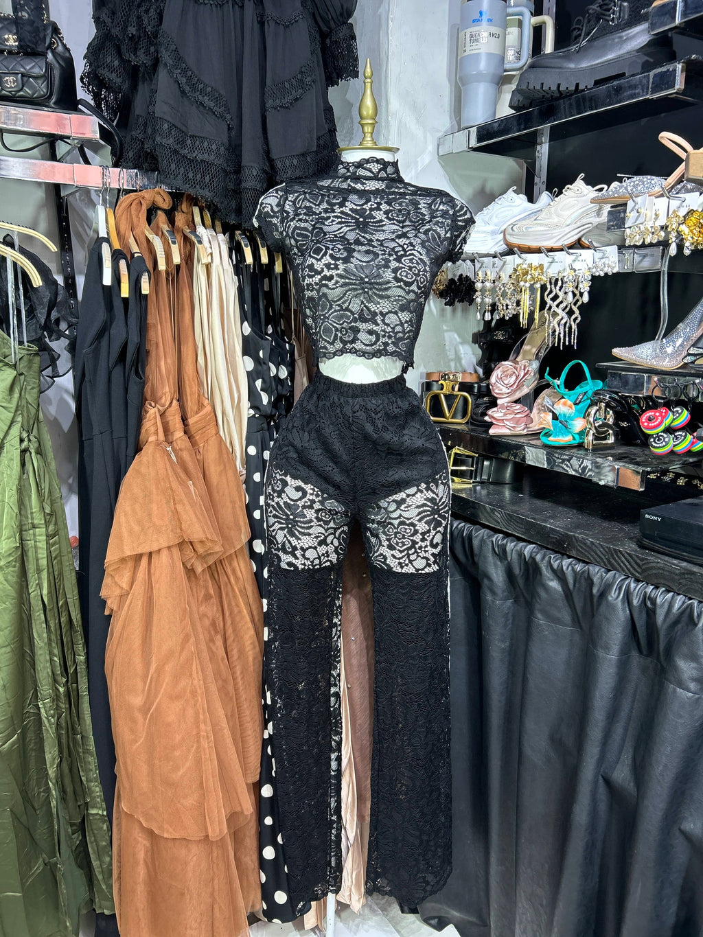 Conjunto negro con textura see trough