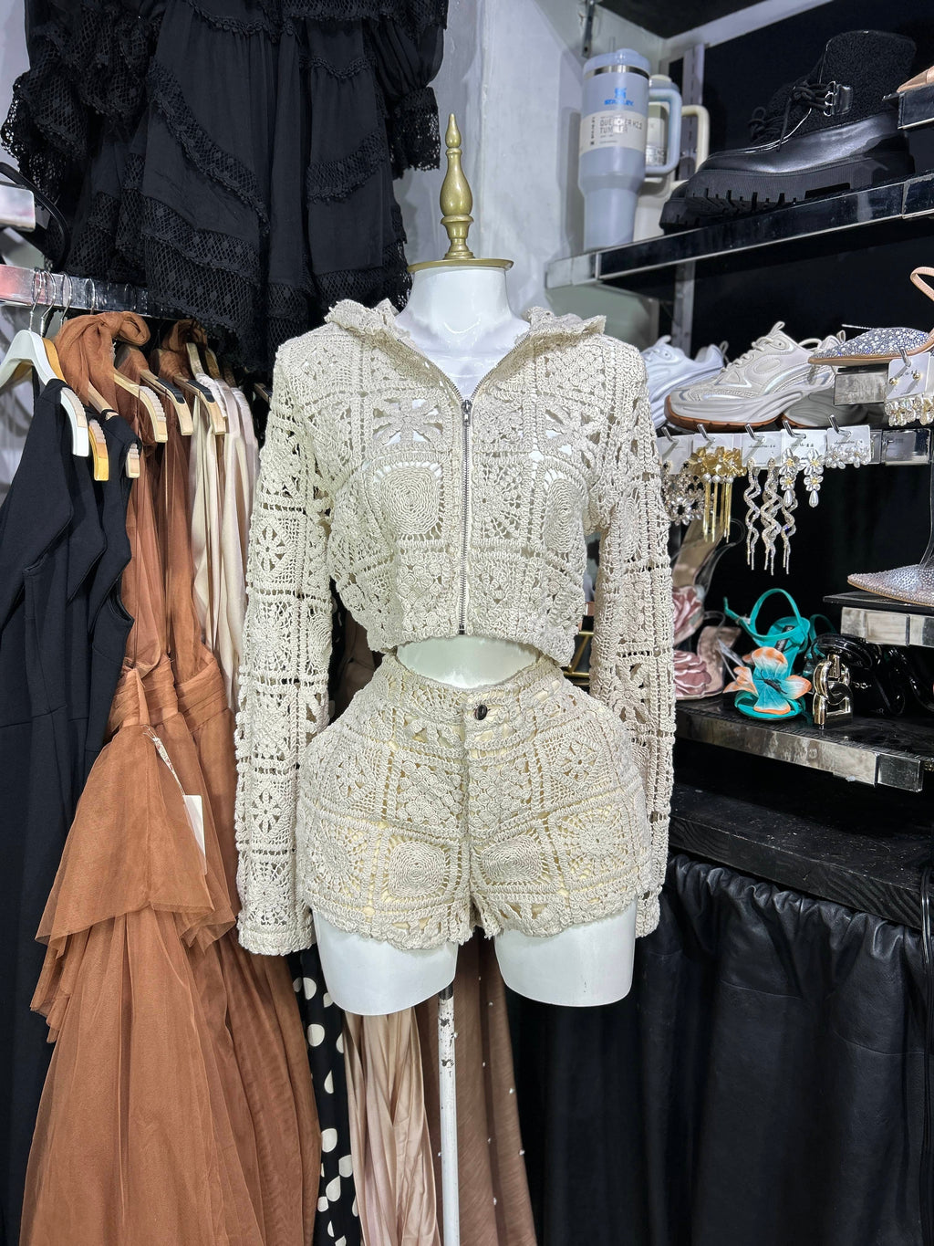 Conjunto beige crochet short y chamarra