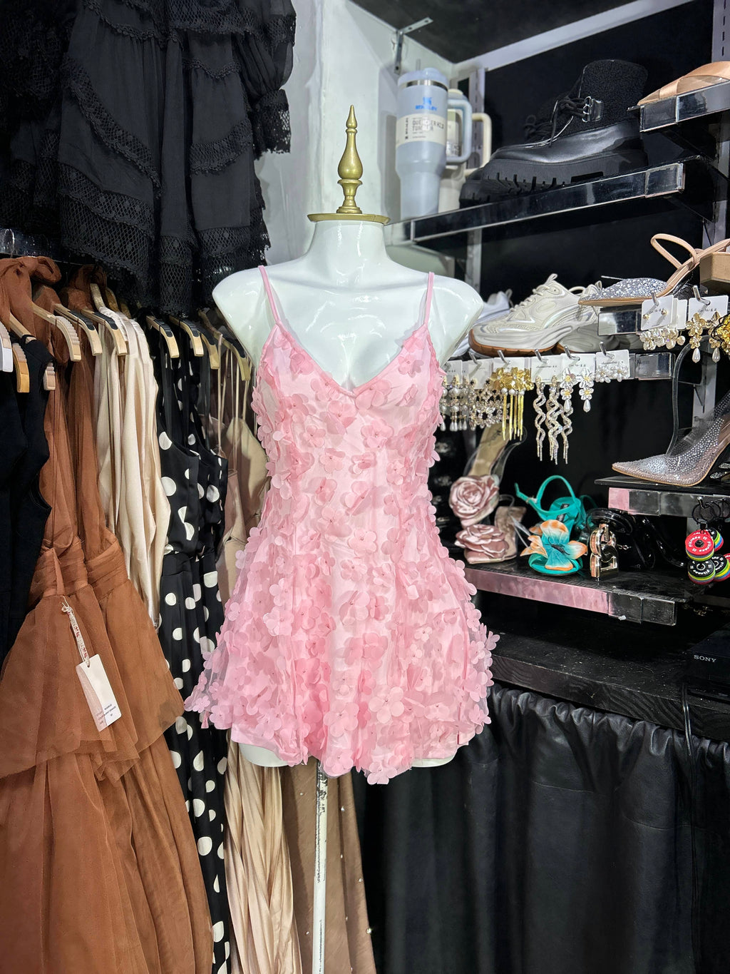 Vestido rosa de tirantes flores en relieve
