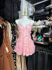 Vestido rosa de tirantes flores en relieve