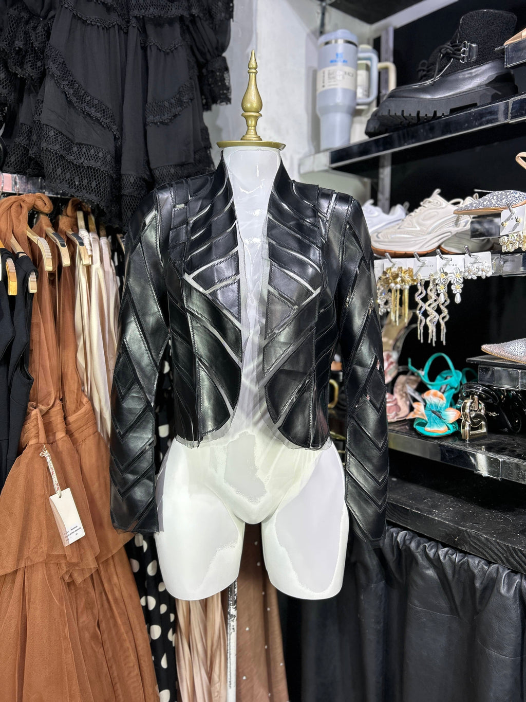 Chamarra negra de mesh con cortes de vinipiel RESTOCK