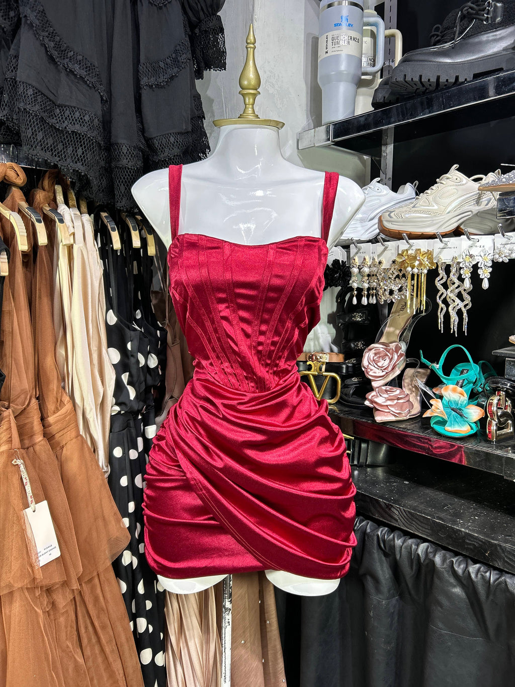 Vestido rojo satinado de tirantes con copas