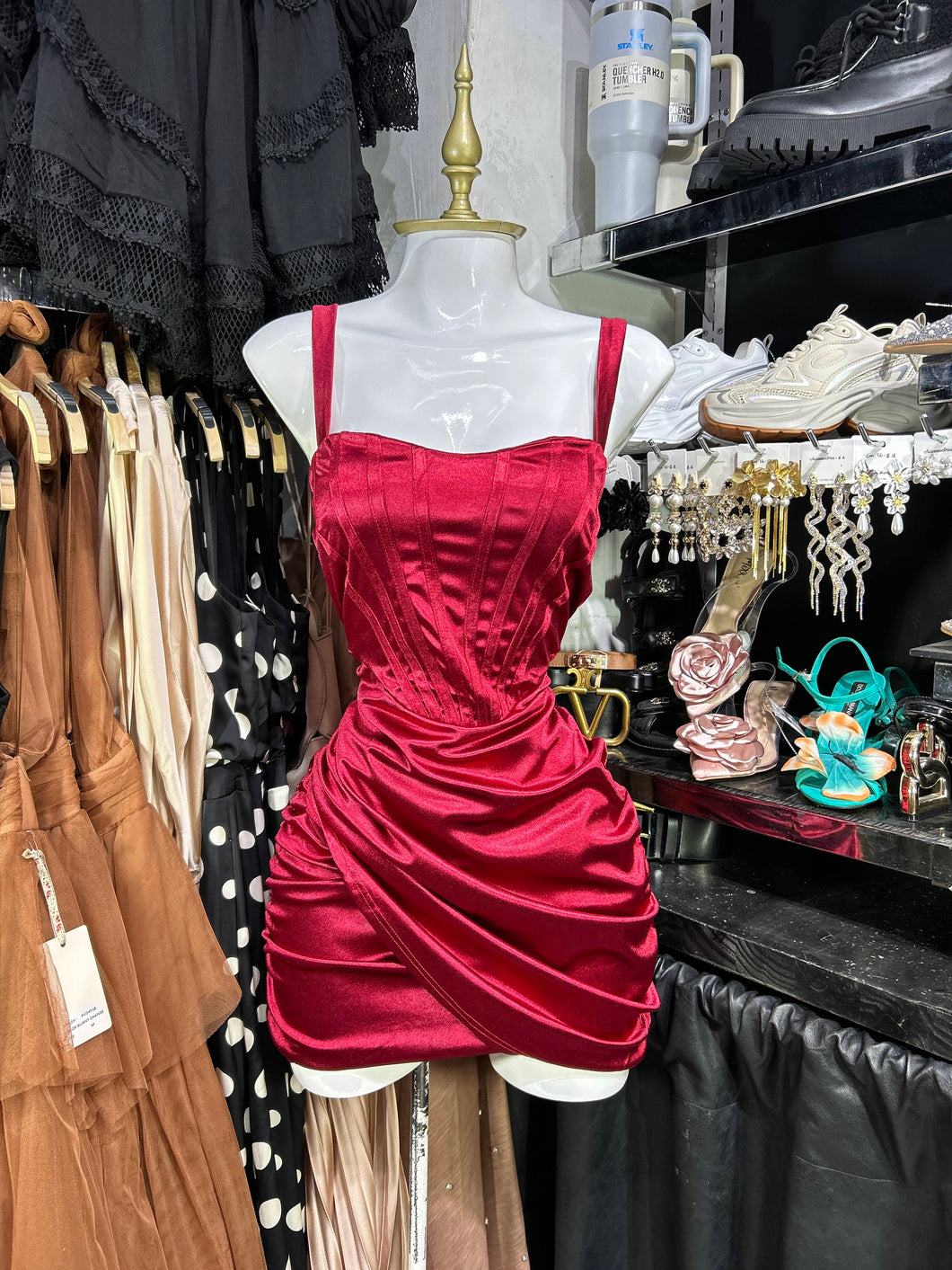 Vestido rojo satinado de tirantes con copas