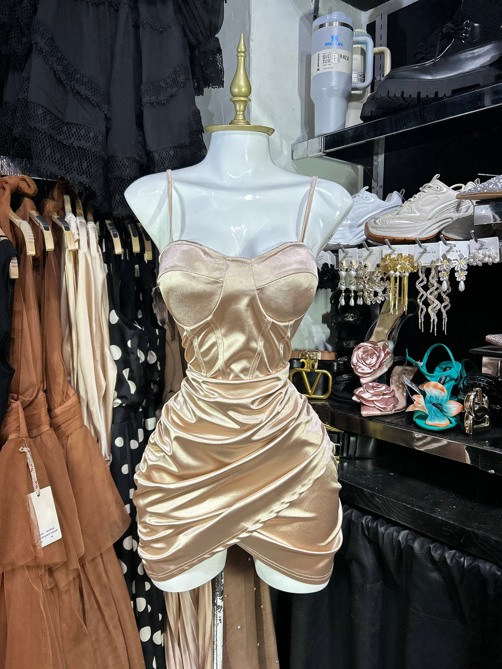 Vestido beige satinado de tirantes con copas