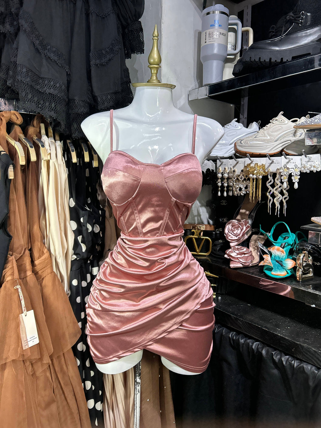 Vestido rosa satinado de tirantes con copas