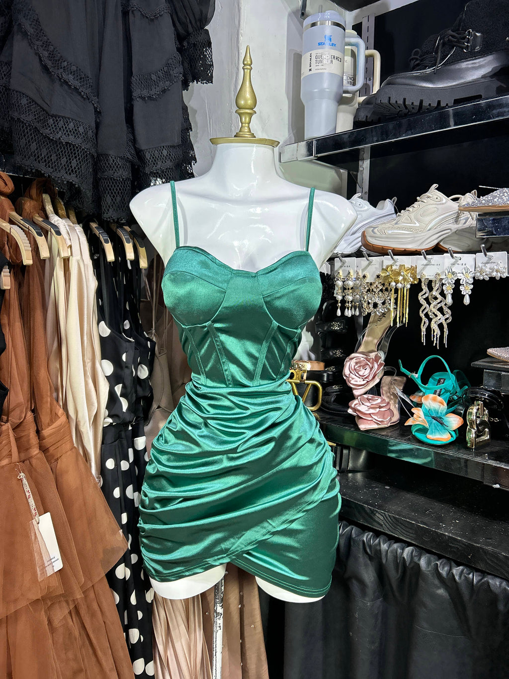 Vestido verde satinado de tirantes con copas