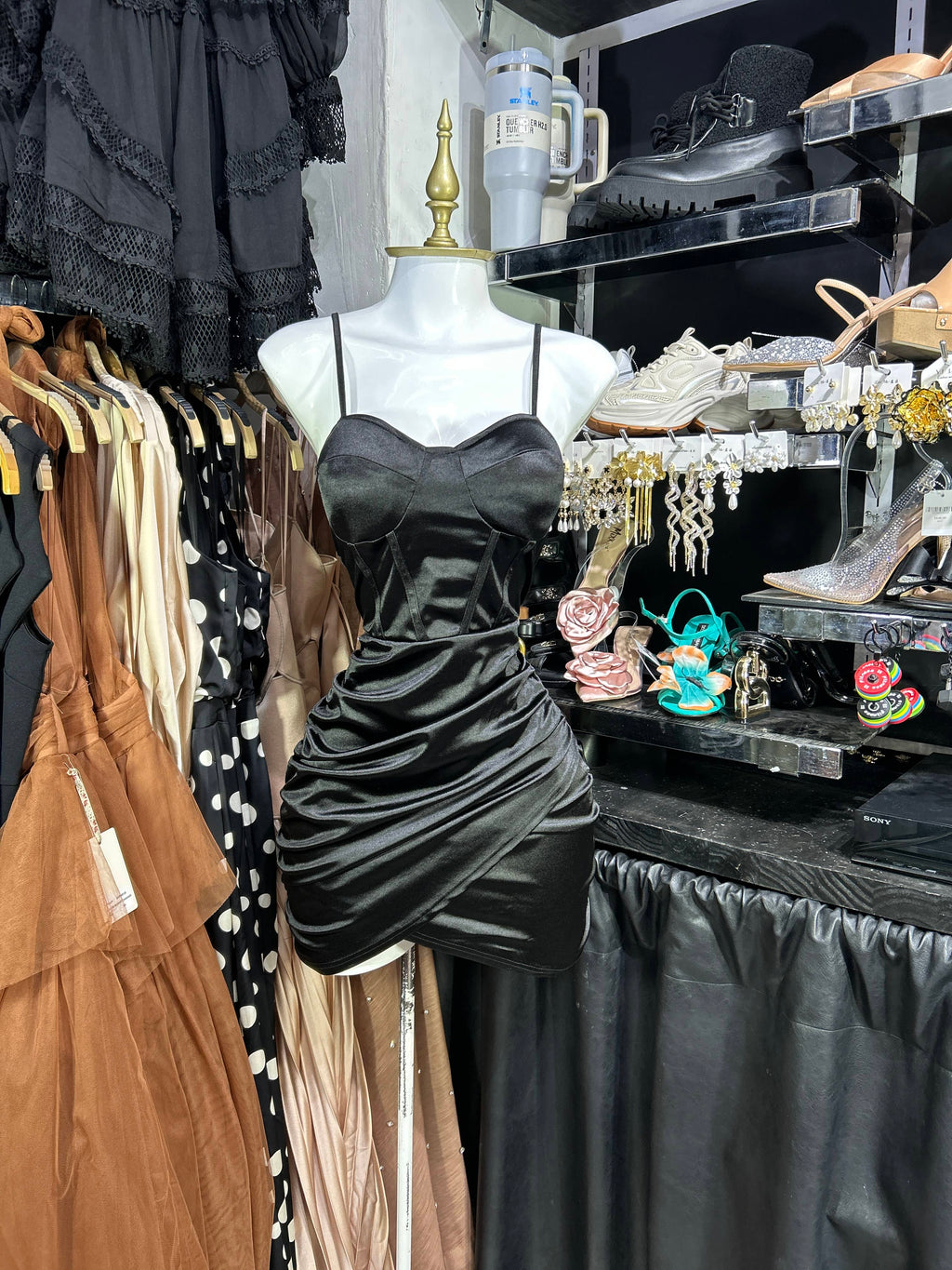 Vestido negro satinado de tirantes con copas