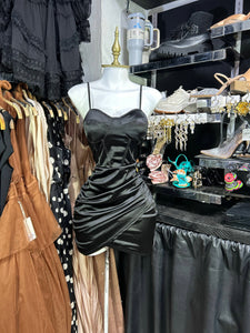 Vestido negro satinado de tirantes con copas