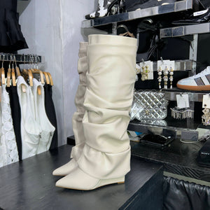 Botas Kaylie blancas picudas de suela corrida corrugadas